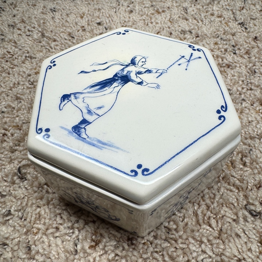 Regina Delfts Blown Handwork Holland Trinket Box Hexagon